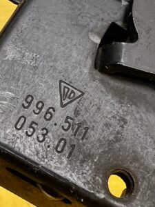 RYGIEL ZAMEK MASKI POKRYWY PRZÓD PORSCHE CARRERA 911 996