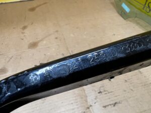 WSPORNIK MOCOWANIE BŁOTNIKA PRZÓD LEWY AUDI A8 D5 LY9T