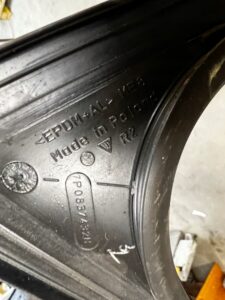 USZCZELKA LISTWA GÓRNA SZYBY DRZWI PRZÓD PRAWY PRAWA PORSCHE CAYENNE II 7P5