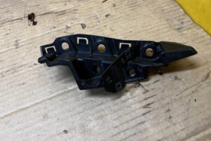 ŚLIZG MOCOWANIE WSPORNIK ZDERZAKA PRZÓD PRAWY AUDI Q7 II 4M