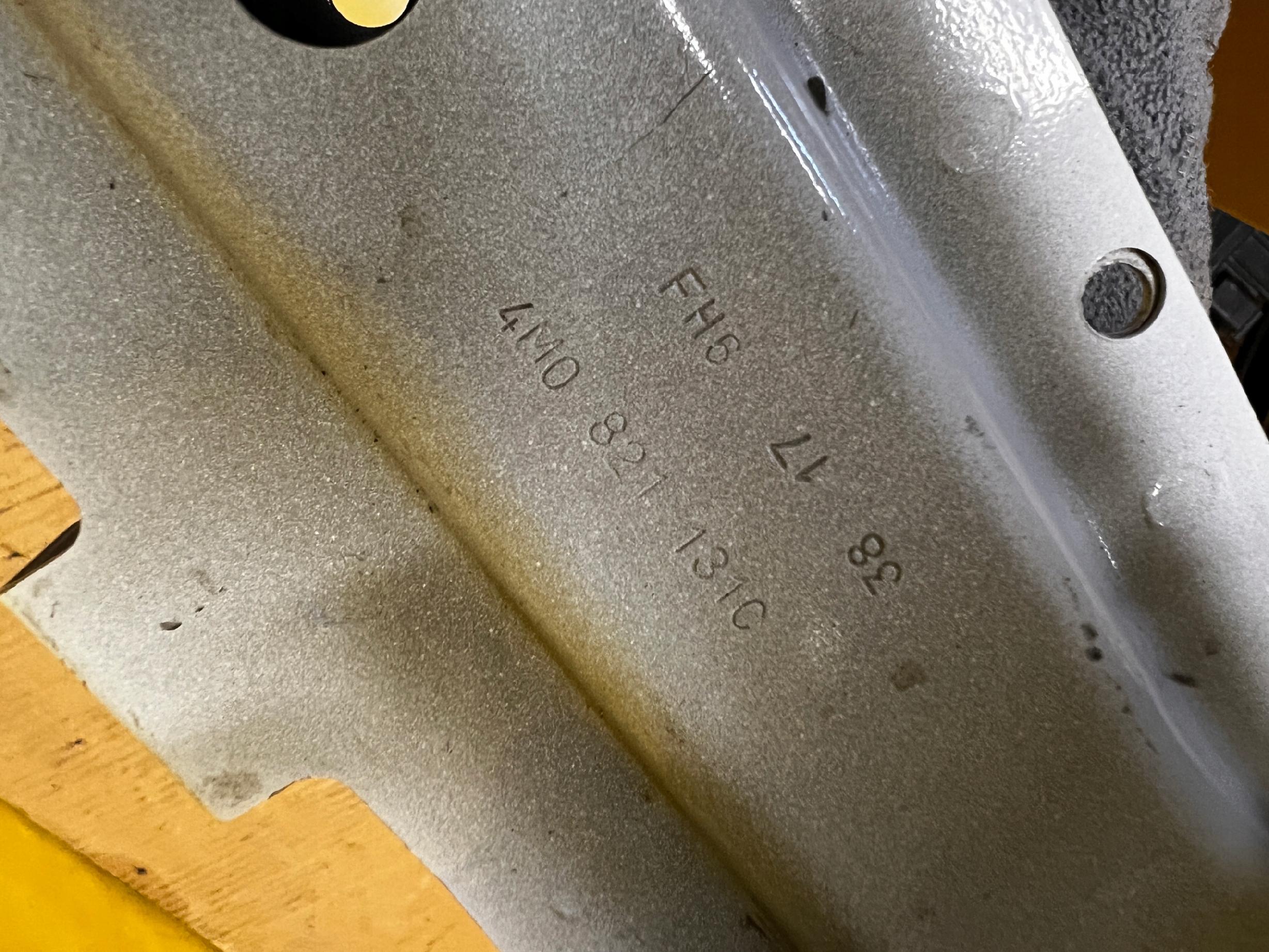 WSPORNIK MOCOWANIE BŁOTNIKA PRZÓD LEWY AUDI Q7 II 4M