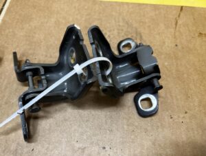 KOMPLET ZAWIASY DRZWI PRZÓD PRAWY DACIA SANDERO III NV676 676