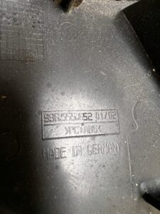 TRÓJKĄT OSŁONA ZAŚLEPKA LUSTERKA PRZÓD PRAWY PORSCHE CARRERA 911 996 LHD