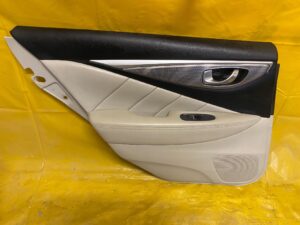 TAPICERKA BOCZEK DRZWI LEWY TYŁ INFINITI Q50