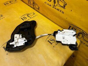 ZAMEK DOCIĄG DOCIĄGANIE DOMYKANIE DRZWI TYŁ PRAWY AUDI A8 D5