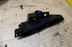 ŚLIZG MOCOWANIE WSPORNIK ZDERZAKA PRZÓD PRAWY AUDI Q7 II 4M