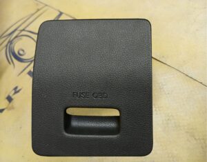 OSŁONA ZAŚLEPKA DESKI KONSOLI BEZPIECZNIKÓW PORTU OBD HYUNDAI I30 III EU