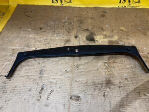 PLASTIK OSŁONA ZAMKA PASA PRZEDNIEGO PORSCHE CARRERA 911 996