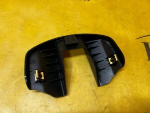 OSŁONA ZAŚLEPKA SZYNY PROWADNICY FOTELA TYŁ 2 RZĘDU FORD BRONCO 21-