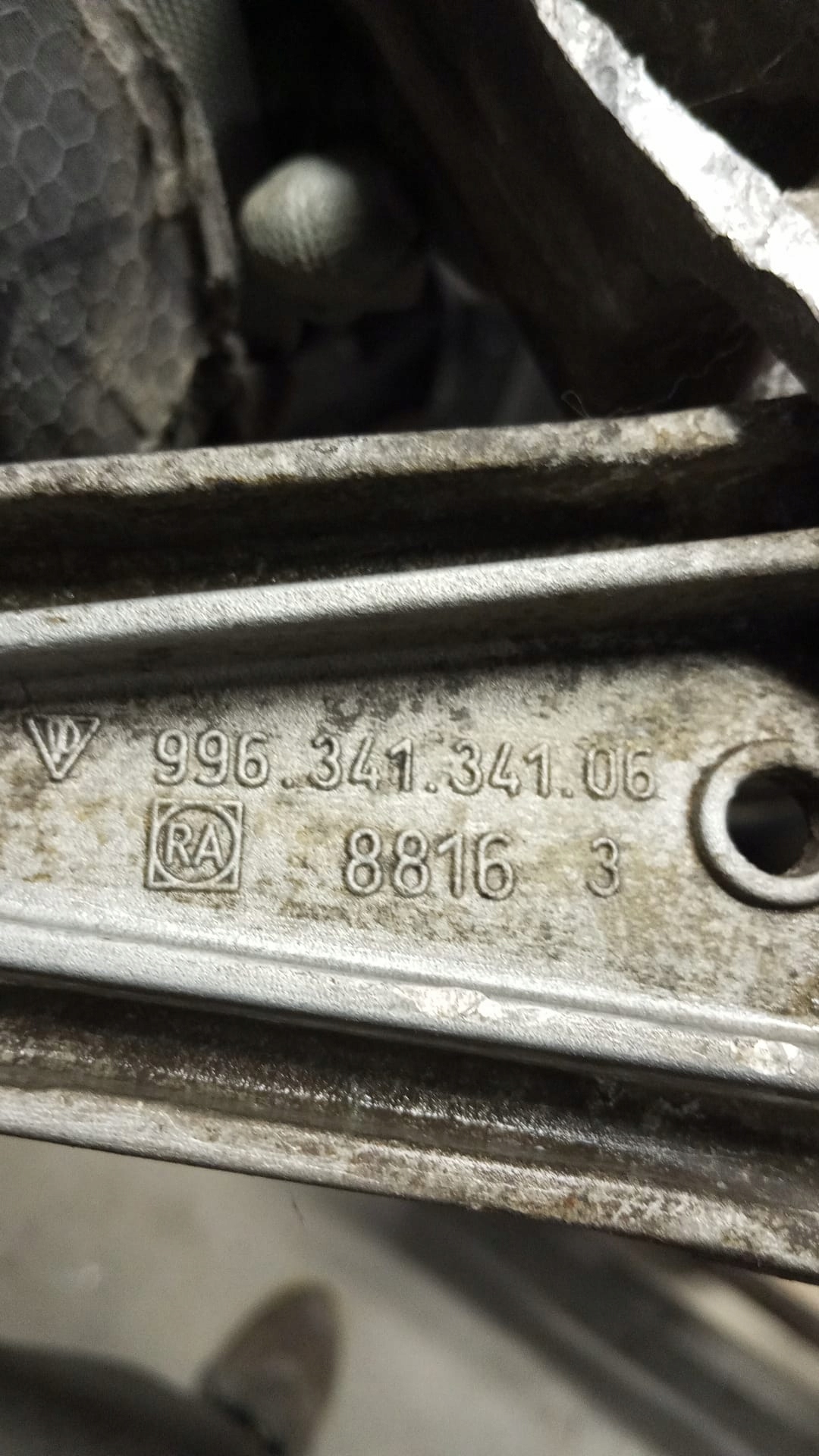 WAHACZ PRZÓD LEWY PORSCHE CARRERA 911 996 3.4