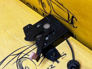 RYGIEL ZAMEK MASKI POKRYWY PRZÓD PORSCHE CARRERA 911 996