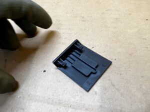 OSŁONA ZAŚLEPKA POSZYCIA SŁUPKA ŚRODKOWEGO B LEWA RENAULT KOLEOS II