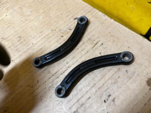 MOCOWANIE WSPORNIK MECHANIZMU DACHU LEWY PORSCHE CARRERA 911 996 CABRIO