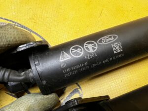 KOMPLET SIŁOWNIKI ELEKTRYCZNE KLAPY TYŁ BAGAŻNIKA FORD KUGA MK3