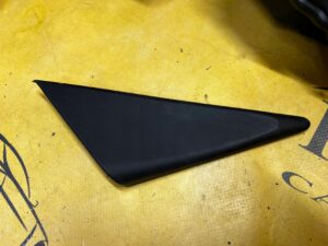 TRÓJKĄT OSŁONA ZAŚLEPKA LUSTERKA PRZÓD PRAWY PORSCHE CARRERA 911 996 LHD