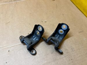 KOMPLET ZAWIASY DRZWI PRZÓD PRAWY RENAULT KOLEOS II