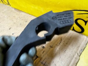 OSŁONA WYGŁUSZENIE GĄBKA BŁOTNIKA PRZÓD LEWY AUDI A8 D5