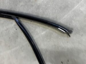 USZCZELKA LISTWA GÓRNA SZYBY DRZWI PRZÓD PRAWY PRAWA PORSCHE CAYENNE II 7P5