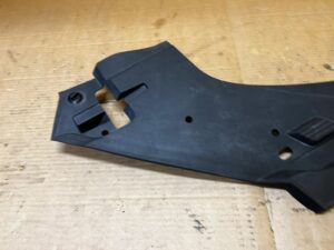 OSŁONA NAKŁADKA GÓRNA PASA PRZÓD PRZEDNIEGO LEWA AUDI Q7 II 4M