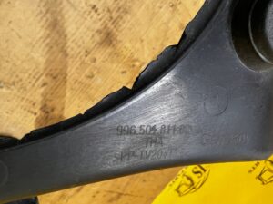 PLASTIK OSŁONA ZAMKA PASA PRZEDNIEGO PORSCHE CARRERA 911 996