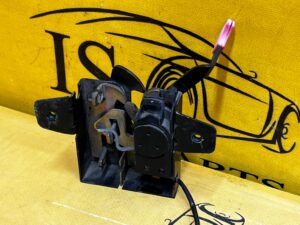 RYGIEL ZAMEK MASKI POKRYWY PRZÓD PORSCHE CARRERA 911 996