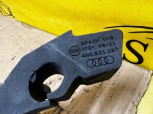 OSŁONA WYGŁUSZENIE GĄBKA BŁOTNIKA PRZÓD LEWY AUDI A8 D5