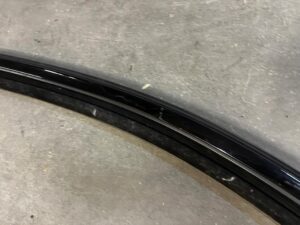 USZCZELKA LISTWA GÓRNA SZYBY DRZWI PRZÓD PRAWY PRAWA PORSCHE CAYENNE II 7P5