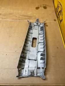 POSZYCIE OSŁONA OBUDOWA SŁUPKA ŚRODKOWEGO B LEWA RENAULT KOLEOS II