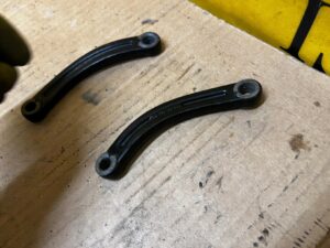 MOCOWANIE WSPORNIK MECHANIZMU DACHU LEWY PORSCHE CARRERA 911 996 CABRIO