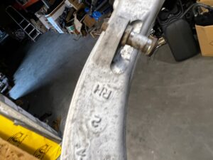 WAHACZ PRZÓD PRZEDNI PRAWY GÓRNY RANGE ROVER VOGUE L405