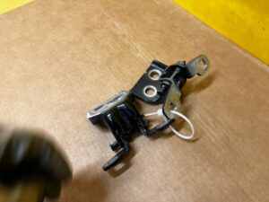 KOMPLET ZAWIASY DRZWI PRZÓD LEWY DACIA SANDERO III NV676 676