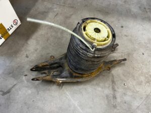 WAHACZ MIECH AIRMATIC TYŁ LEWY MERCEDES CLS W218