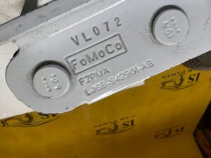 KOMPLET ZAWIASY KLAPY BAGAŻNIKA TYŁ LEWY PRAWY FORD KUGA MK3 FROZEN WHITE