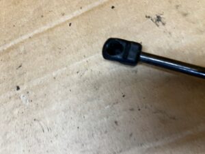 SIŁOWNIK MASKI POKRYWY SILNIKA AUDI Q7 II 4M