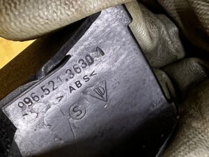 OSŁONA PROWADNICY FOTELA PRZÓD LEWY PORSCHE 911 996 CARRERA