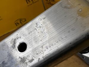 PODŁUŻNICA MOCOWANIE WSPORNIK PASA PRZÓD PRZEDNI LEWY AUDI A8 D5