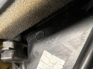 LISTWA TRÓJKĄT BŁOTNIKA PRZÓD LEWY LEWA DACIA SANDERO III