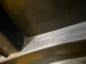 GRILL KRATKA ATRAPA ŚRODKOWA ZDERZAKA PRZÓD TOYOTA AURIS I