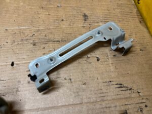 WSPORNIK MOCOWANIE BŁOTNIKA PRZÓD PRAWY AUDI Q7 II 4M