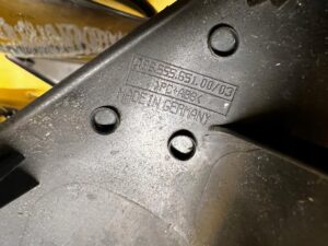 TRÓJKĄT OSŁONA ZAŚLEPKA LUSTERKA PRZÓD LEWY PORSCHE CARRERA 911 996 LHD