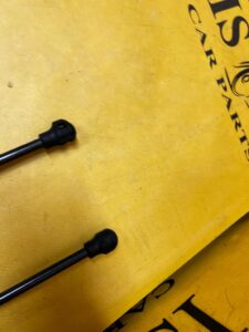 KOMPLET SIŁOWNIKI TELESKOPY KLAPY TYŁ BAGAŻNIKA DACIA SANDERO III