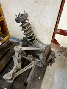 ZWROTNICA AMORTYZATOR WAHACZE TYŁ LEWY PORSCHE CARRERA 911 996 3.4 2WD RWD