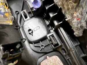 OSŁONA BOCZEK MOCOWANIE PÓŁKI BAGAŻNIKA TYŁ LEWY RENAULT MEGANE IV KOMBI