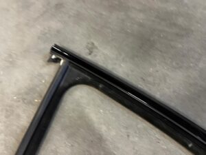 USZCZELKA LISTWA GÓRNA SZYBY DRZWI PRZÓD PRAWY PRAWA PORSCHE CAYENNE II 7P5