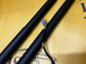 KOMPLET SIŁOWNIKI ELEKTRYCZNE KLAPY TYŁ BAGAŻNIKA FORD KUGA MK3