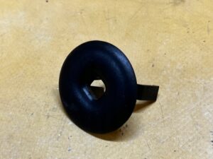 UCHWYT MOCOWANIE WIATROŁAPU PRAWY PORSCHE CARRERA 911 996 CABRIO