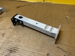 PODŁUŻNICA MOCOWANIE WSPORNIK PASA PRZÓD PRZEDNI LEWY AUDI A8 D5