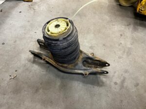 WAHACZ MIECH AIRMATIC TYŁ LEWY MERCEDES CLS W218