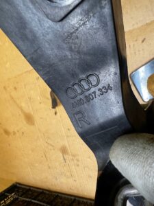 ŚLIZG MOCOWANIE WSPORNIK ZDERZAKA PRZÓD PRAWY AUDI Q7 II 4M