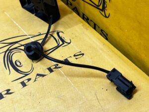 RYGIEL ZAMEK MASKI POKRYWY PRZÓD PORSCHE CARRERA 911 996